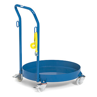 ein blauer runder FETRA® Fassroller aus Stahlband mit zwei Lenkrollen und zwei feststellbaren Lenkrollen aus weißem Polyamid, mit vollflächigem Bodenblech für 200 Liter Fässer, angeschraubtem Rohrschiebebügel und gelbem Zurrgurt, freigestellt auf weißem Hintergrund