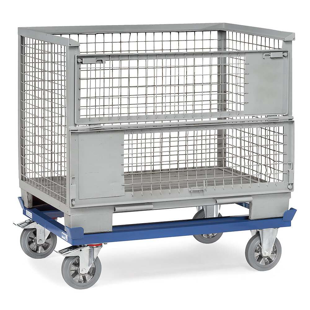 ein blaues FETRA® Palettenfahrgestell mit Elastic-Vollgummi-Bereifung beladen mit einer grauen leeren Gitterbox auf weißem Hintergrund