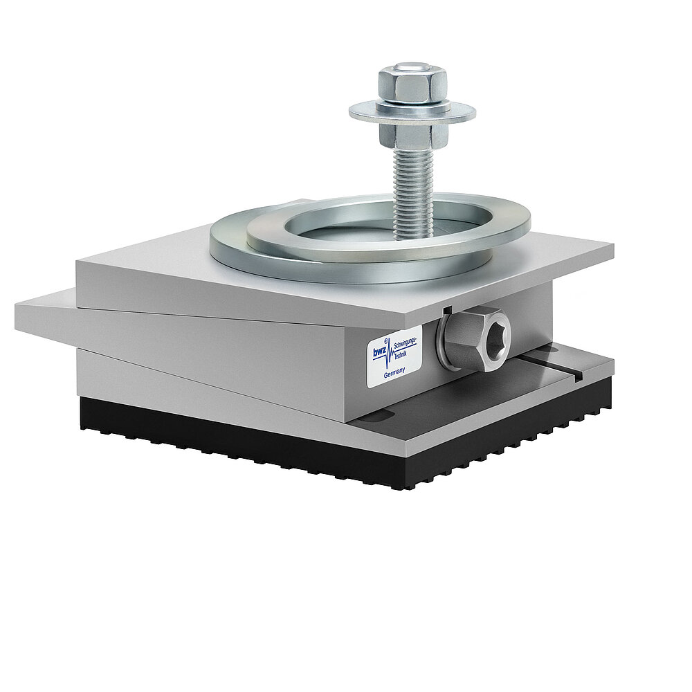 aus Ober-, Mittel- und Unterteil bestehender, quadratischer, höhenverstellbarer Maschinenschuh aus plangefrästem Metall, eingestellt auf maximale Höhe, silber-grau lackiert, mit keilförmigem Mittelteil mit mittig auf der Seite platzierter Sechskantschraube zur Höhenverstellung, einer aus zwei sphärischen, versetzt aufeinander liegenden Metallringen bestehenden Winkelkalotte auf dem Oberteil, einer im Unterteil verschraubten Befestigungsschraube und mitteldickem, schwarzem Elastomer mit Profilierung zur Schwingungsdämpfung unten, freigestellt auf weißem Hintergrund