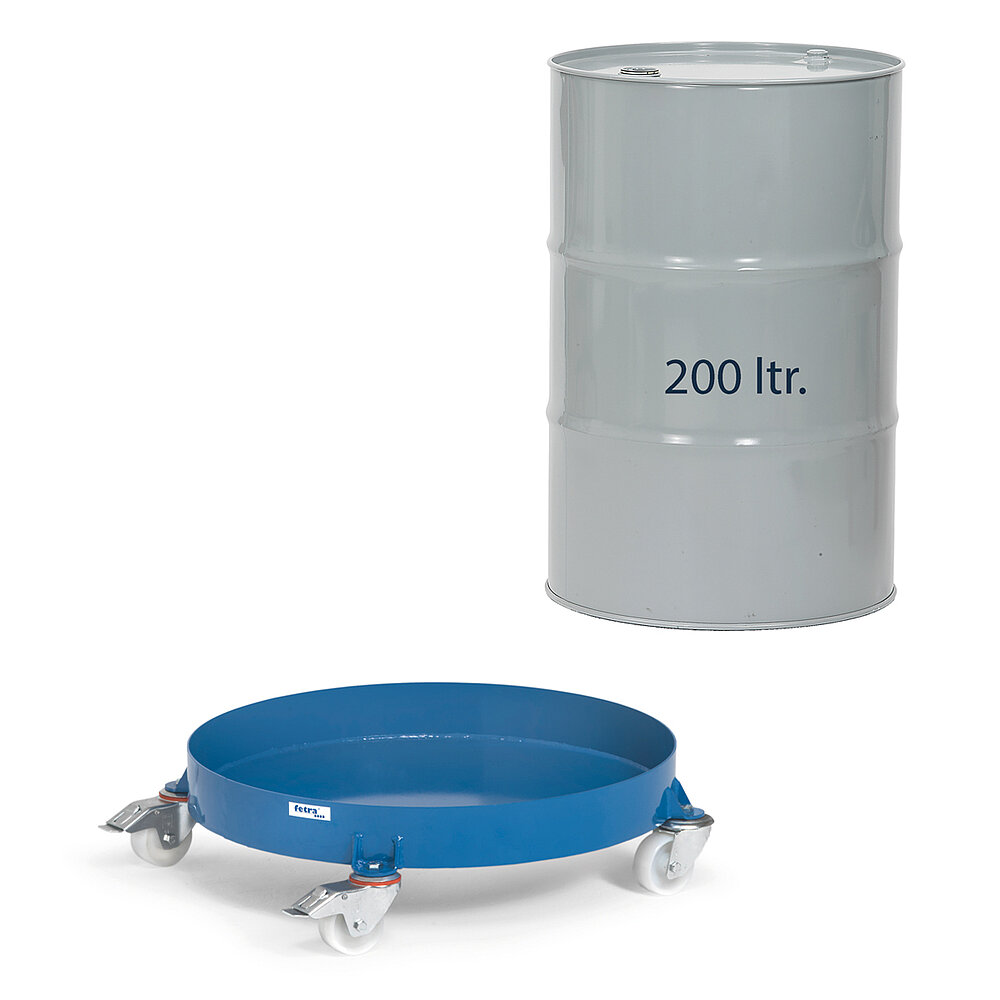 ein blauer runder FETRA® Fassroller aus Stahlband mit zwei Lenkrollen und zwei feststellbaren Lenkrollen aus weißem Polyamid, mit vollflächigem Bodenblech für 200 Liter Fässer, dahinter ein graues 200 Liter Metallfass, freigestellt auf weißem Hintergrund