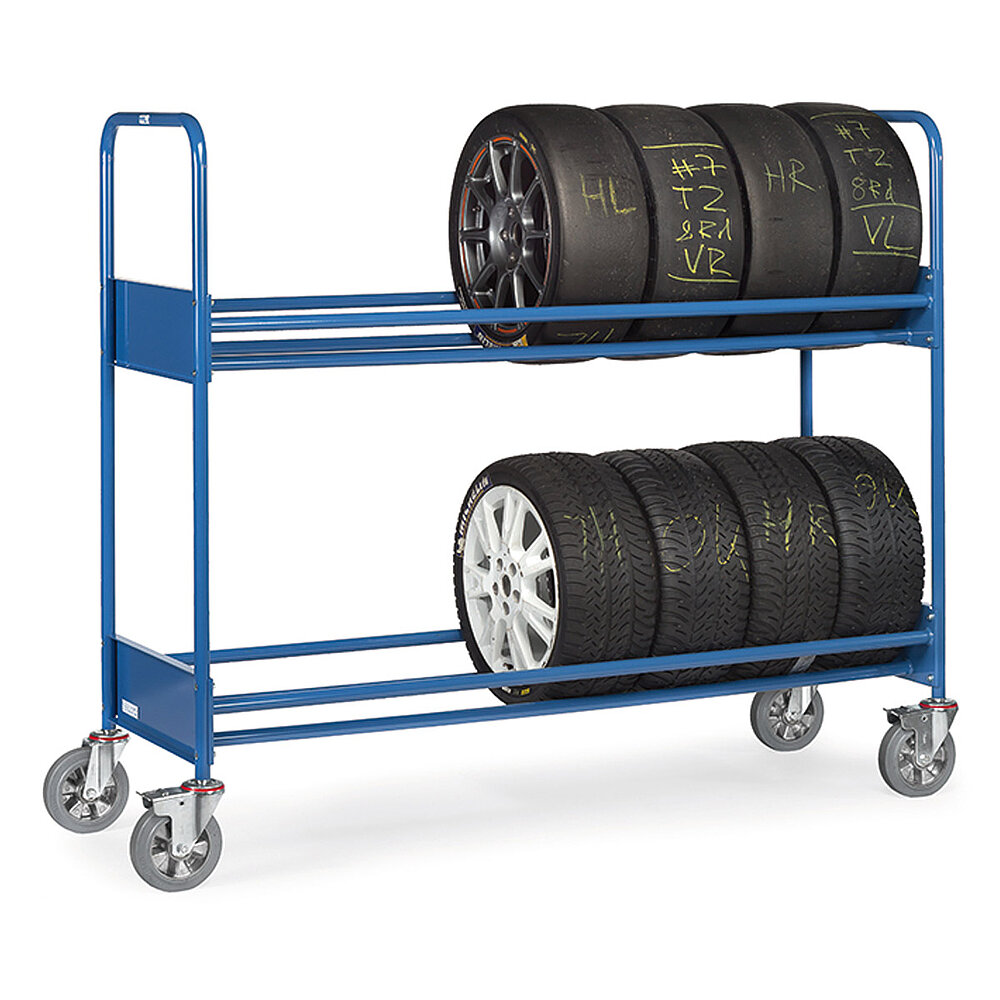 ein langer blauer zweigeschoßiger FETRA® Reifenwagen aus Stahlrohr mit 4 Lenkrollen, davon 2 feststellbar, und beladen mit 8 Rennsportreifen auf Alufelgen, auf weißem Hintergrund