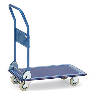 ein blauer FETRA® Klappwagen aus Stahlrohr mit tiefliegender rechteckiger Plattform aus Stahlblech, abklappbarem Schiebebügel, zwei Bockrollen vorne und zwei feststellbaren Lenkrollen hinten, freigestellt auf weißem Hintergrund