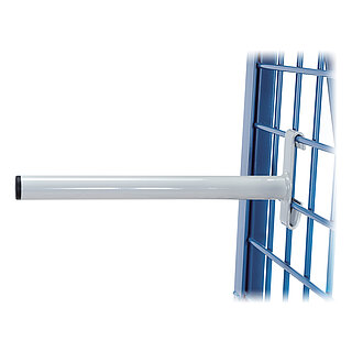 ein dicker hellgrauer FETRA® Einhängeträger aus Metallrohr mit schwarzer Endkappe, eingehängt in einen blauen Metallgitterwagen, freigestellt auf weißem Hintergrund