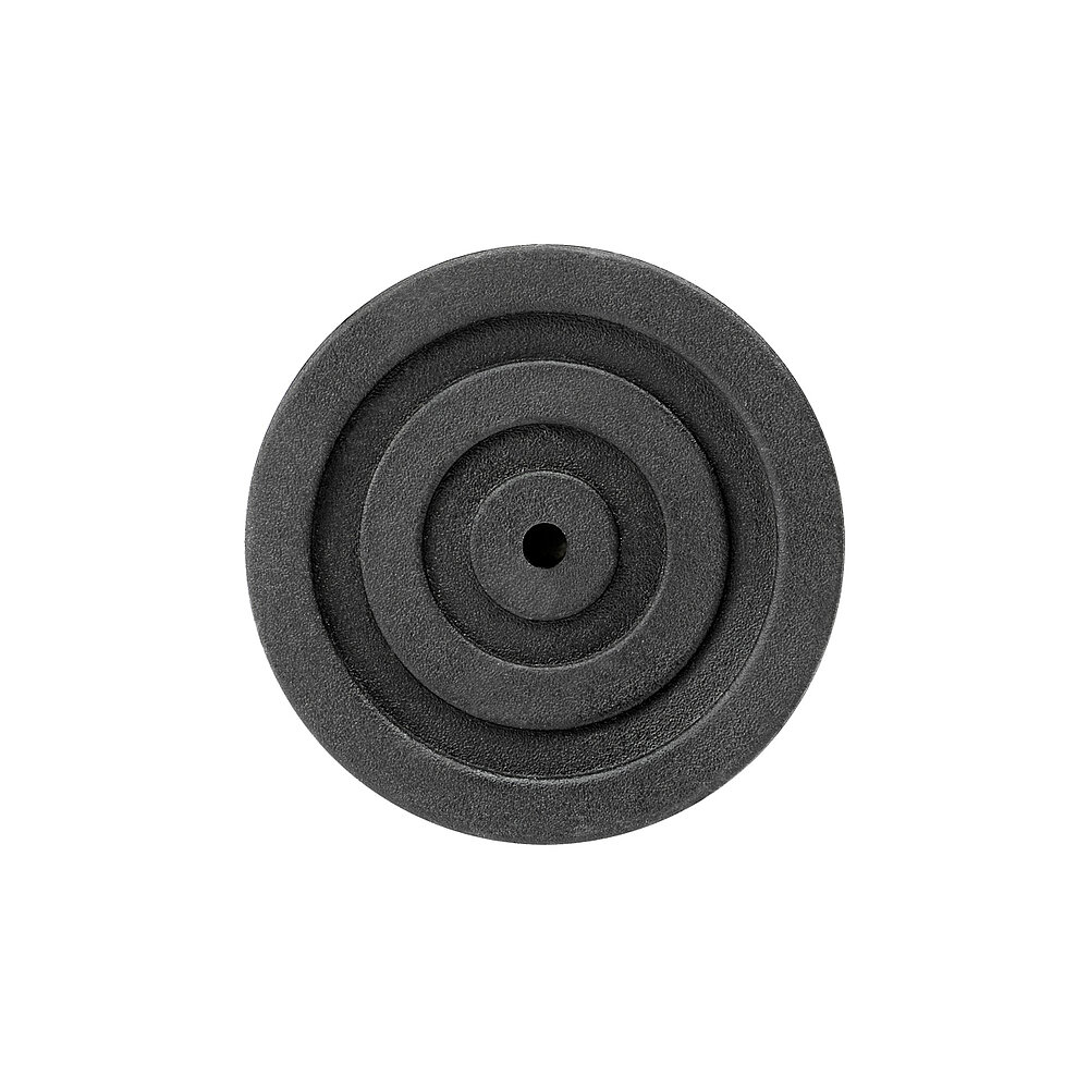 Unterseite eines runden einschraubbaren Gerätefußes aus schwarzem Thermoplast-Elastomer mit 40 mm Durchmesser und drei konzentrischen Gleitschutzringen auf weißem Hintergrund