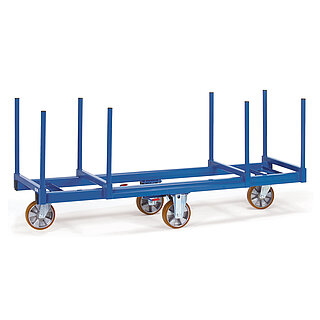 ein blauer länglicher FETRA® Rollwagen mit acht vertikalen Rohren und vier rhombisch angeordneten Rädern mit Polyurethanbereifung zum Transport von Langmaterialien auf weißem Hintergrund