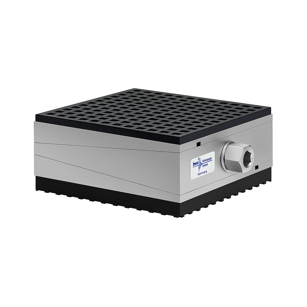 aus Ober-, Mittel- und Unterteil bestehender, quadratischer, höhenverstellbarer Maschinenschuh aus plangefrästem Metall, eingestellt auf mittlere Höhe, silber-grau lackiert, mit keilförmigem Mittelteil mit mittig auf der Seite platzierter Sechskantschraube zur Höhenverstellung, mitteldickem, schwarzem Elastomer mit Profilierung zur Schwingungsisolierung unten und dünnerem schwarzem Elastomer mit Profilierung für Gleitschutz oben, freigestellt auf weißem Hintergrund