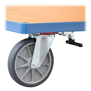 Detailansicht eines blauen FETRA® Plattformwagens aus Profilstahl mit Steckloch an der Ecke, hellem Holzeinlegeboden, einer feststellbaren Lenkrolle mit dunkelgrauer TPE-Bereifung auf Metallfelge mit Sternmuster und darüberliegendem, verzinktem Richtungsfeststeller für 4 x 90° Grad Arretierung mit schwarzem Querhebel am Ende, freigestellt auf weißem Hintergrund