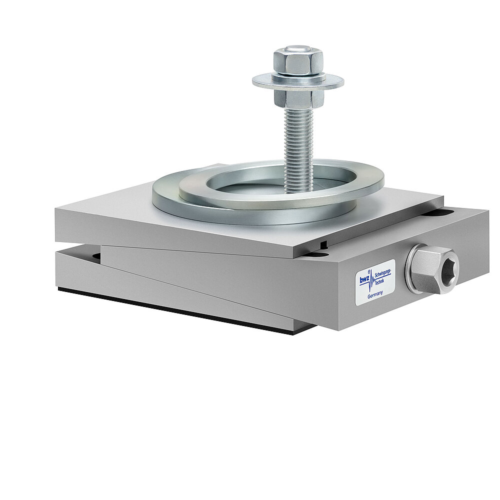 aus Ober-, Mittel- und Unterteil bestehender, quadratischer, höhenverstellbarer Maschinenschuh aus plangefrästem Metall, eingestellt auf minimale Höhe, silber-grau lackiert, mit keilförmigem Mittelteil mit mittig auf der Seite platzierter Sechskantschraube zur Höhenverstellung, einer aus zwei sphärischen, versetzt aufeinander liegenden Metallringen bestehenden Winkelkalotte auf dem Oberteil, einer im Unterteil verschraubten Befestigungsschraube und dünnem, schwarzem Elastomer ohne Profilierung für Gleitschutz unten, freigestellt auf weißem Hintergrund
