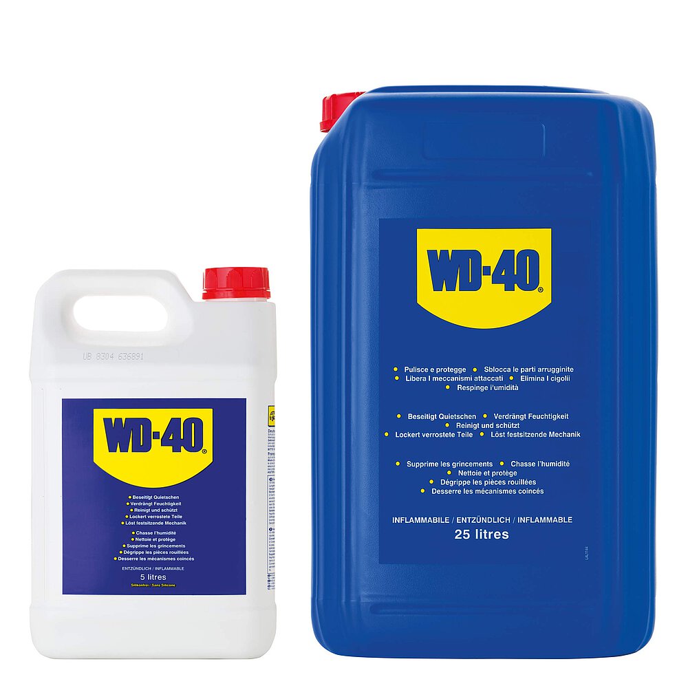 ein weißer WD-40® Kunststoffkanister 5 Liter und ein blauer WD-40® Kunststoffkanister 25 Liter, jeweils mit blau-gelbem Logo und roter Verschlußkappe, freigestellt auf weißem Hintergrund