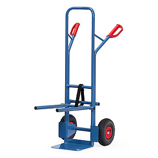 eine blaue FETRA® Karre aus Stahlrohr zum Transport von Stapelstühlen mit schwarzer Luftbereifung, Ladeschaufel, eingehängtem und ausgeklapptem, aus zwei horizontal abstehenden Holmen bestehendem Stuhltraggestell und roten Handgriffen auf weißem Hintergrund