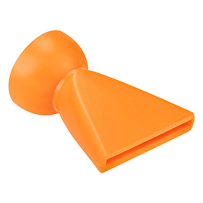 eine orangefarbene Düse der Aqua-Loc Serie aus Kunststoff mit Kugelkopfgelenkpfanne hinten und nach vorne flach auslaufender schlitzförmiger Düsenöffnung mit 25 mm Breite zur Zuführung von Kühlschmierstoffen, freigestellt auf weißem Hintergrund
