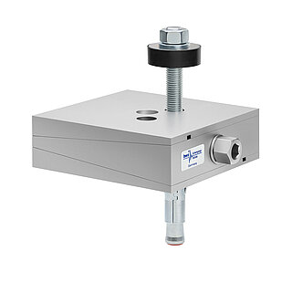 a square, height-adjustable machine mount made of precision-milled metal, adjusted in middle position, consisting of top, middle and bottom part lacquered in silver colour, with the wedge-shaped middle part featuring a protruding centered hexagonal screw for height adjustment, two holes for fastening screws in the top part, a fastening screw passing through the bottom part and sticking out on top with a screwhead isolation disc at the top screw end and below, a zinc-galvanized ground dovel, isolated on white background