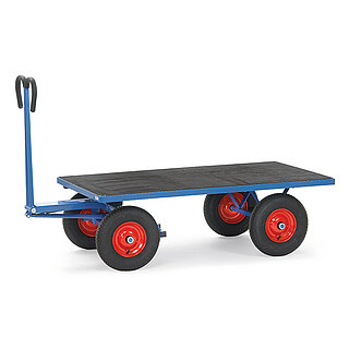 ein blauer FETRA® Handpritschenwagen mit Handdeichsel, brauner Ladefläche und Luftbereifung auf weißem Hintergrund