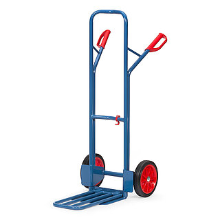 eine blaue FETRA® Paketkarre aus doppeltem Stahlrohr mit Vollgummi-Bereifung, ausgeklappter Stahlrohr-Ladeschaufel und roten Handgriffen auf weißem Hintergrund