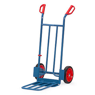 eine blaue FETRA® Paketkarre aus Stahlrohr mit Vollgummi-Bereifung, ausgeklappter Stahlrohr-Ladeschaufel und roten Handgriffen auf weißem Hintergrund