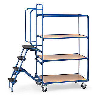 ein blauer FETRA® Kommissionierwagen mit vier Etagen und anklappbarer Leiter auf weißem Hintergrund