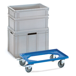 ein blauer FETRA® Rollwagen aus Kunststoff mit dahinter platzierten grauen Eurokästen auf weißem Hintergrund