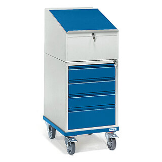 ein hellgraues FETRA® Rollpult mit blauen Schubladen auf weißem Hintergrund