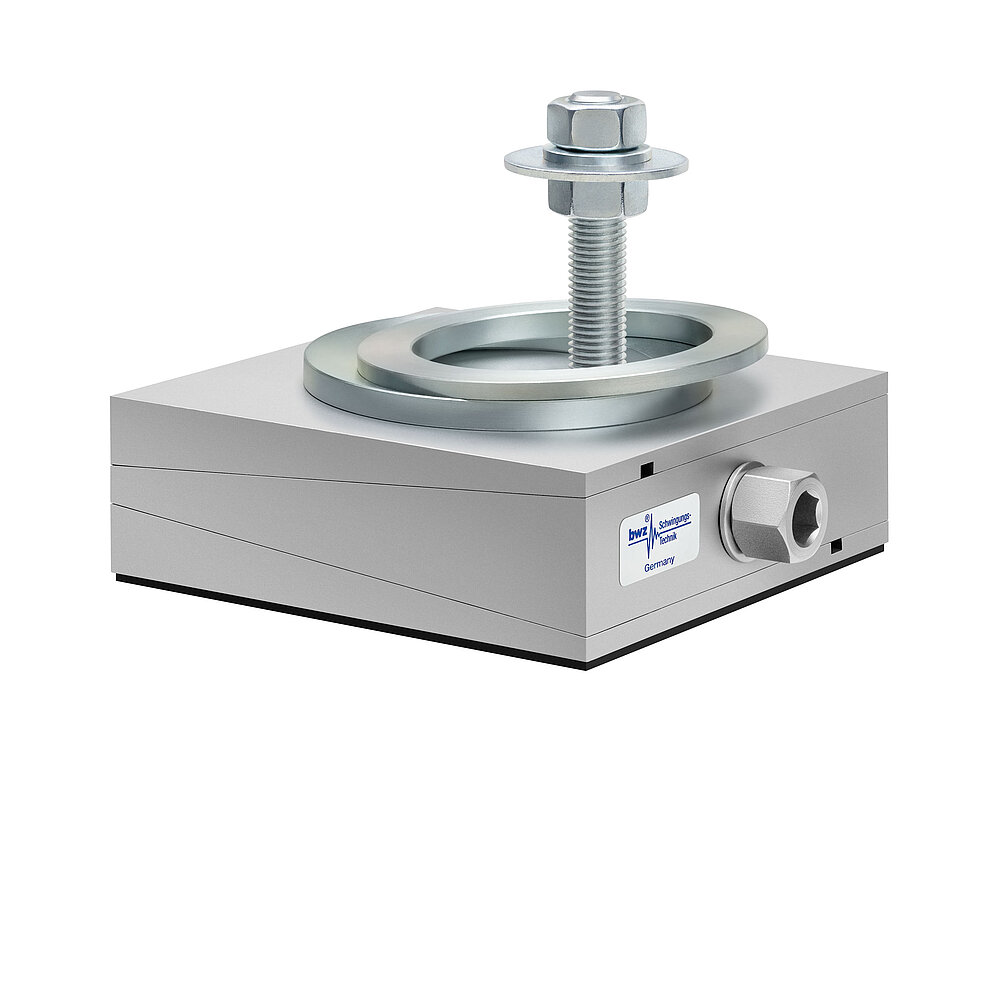 aus Ober-, Mittel- und Unterteil bestehender, quadratischer, höhenverstellbarer Maschinenschuh aus plangefrästem Metall, eingestellt auf mittlere Höhe, silber-grau lackiert, mit keilförmigem Mittelteil mit mittig auf der Seite platzierter Sechskantschraube zur Höhenverstellung, einer aus zwei sphärischen, versetzt aufeinander liegenden Metallringen bestehenden Winkelkalotte auf dem Oberteil, einer im Unterteil verschraubten Befestigungsschraube und dünnem, schwarzem Elastomer ohne Profilierung für Gleitschutz unten, freigestellt auf weißem Hintergrund