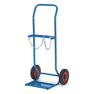 eine blaue FETRA® Karre aus Stahlrohr für Stahlflaschentransport mit dreiseitig umrandeter Ladeschaufel, Vollgummi-Bereifung auf roten Felgen und Kettensicherung für zwei stehend platzierte schmale Gasflaschen, freigestellt auf weißem Hintergrund