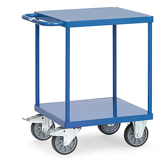 ein quadratischer blauer FETRA® Tischwagen aus Stahlrohr und Profilstahl mit zwei Etagen, Schiebebügel, bündigen Stahlblechplattformen, zwei Bockrollen vorne und zwei feststellbaren Lenkrollen hinten, freigestellt auf weißem Hintergrund