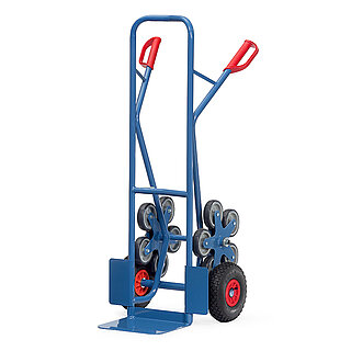 eine blaue FETRA® Treppenkarre aus Stahlrohr mit fünfarmigem Radstern, Ladeschaufel und roten Handgriffen auf weißem Hintergrund