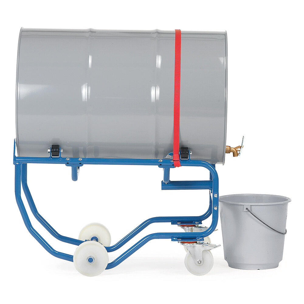 ein blauer FETRA® Fasskipper aus Stahlrohr mit zwei feststehenden Rädern und zwei feststellbaren Lenkrollen aus weißem Polyamid, beladen mit einem grauen 200 Liter Fass aus Metall mit Ablasshahn, gesichert mit einem roten Spanngurt, gekippt in die Horizontale über einem grauen Plastikeimer, freigestellt auf weißem Hintergrund