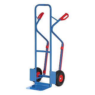 eine blaue FETRA® Stapelkarre aus Stahlrohr mit Polyurethanbereifung, Ladeschaufel, aufgesteckten Kunststoffgleitkufen und roten Handgriffen auf weißem Hintergrund