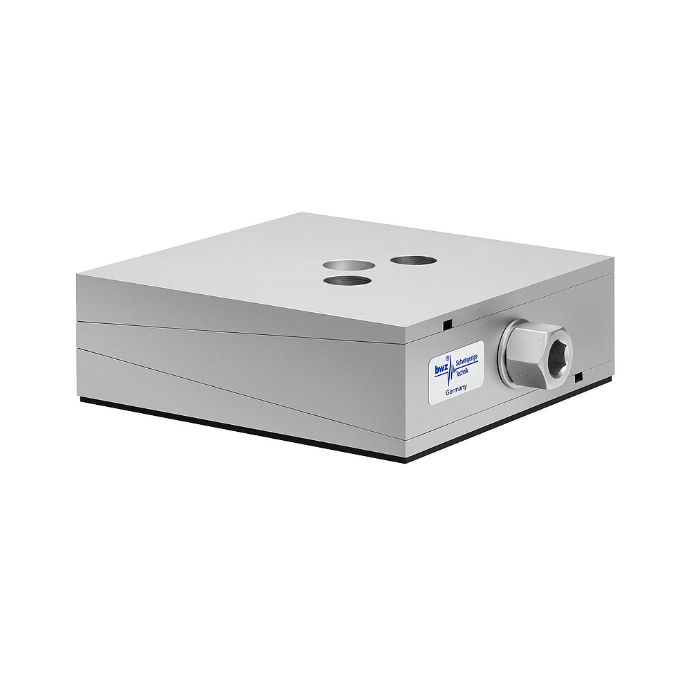 aus Ober-, Mittel- und Unterteil bestehender, quadratischer, höhenverstellbarer Maschinenschuh aus plangefrästem Metall, eingestellt auf mittlere Höhe, silber-grau lackiert, mit keilförmigem Mittelteil mit mittig auf der Seite platzierter Sechskantschraube zur Höhenverstellung, zwei Löchern für Befestigungsschrauben im Oberteil und dünnem, schwarzem Elastomer ohne Profilierung für Gleitschutz unten, freigestellt auf weißem Hintergrund