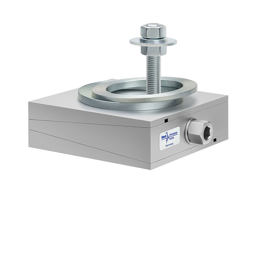 aus Ober-, Mittel- und Unterteil bestehender, quadratischer, höhenverstellbarer Maschinenschuh aus plangefrästem Metall, eingestellt auf mittlere Höhe, silber-grau lackiert, mit keilförmigem Mittelteil mit mittig auf der Seite platzierter Sechskantschraube zur Höhenverstellung, einer aus zwei sphärischen, versetzt aufeinander liegenden Metallringen bestehenden Winkelkalotte auf dem Oberteil und einer im Unterteil verschraubten Befestigungsschraube, freigestellt auf weißem Hintergrund