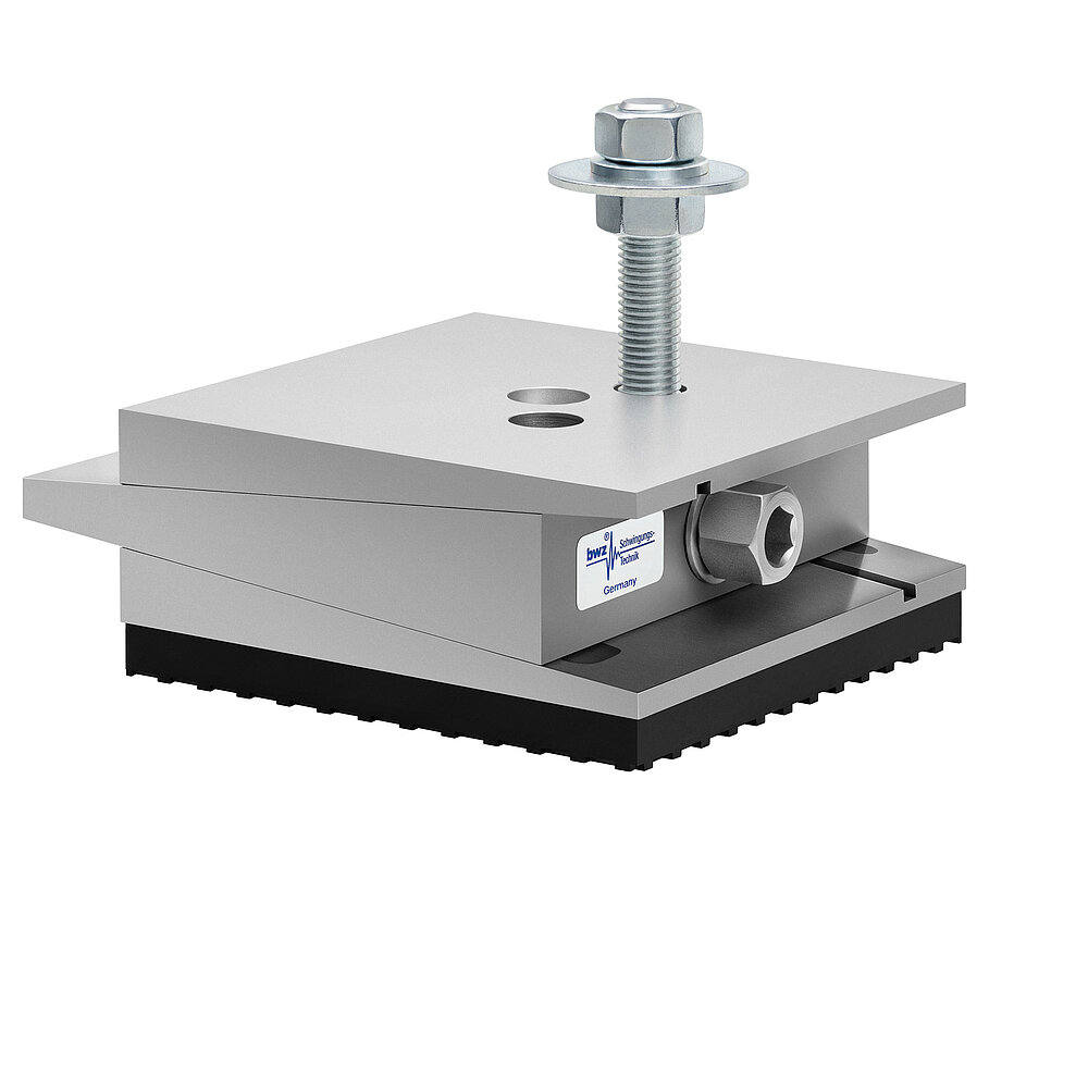 aus Ober-, Mittel- und Unterteil bestehender, quadratischer, höhenverstellbarer Maschinenschuh aus plangefrästem Metall, eingestellt auf maximale Höhe, silber-grau lackiert, mit keilförmigem Mittelteil mit mittig auf der Seite platzierter Sechskantschraube zur Höhenverstellung, zwei Löchern für Befestigungsschrauben im Oberteil, einer im Unterteil verschraubten Befestigungsschraube und mitteldickem, schwarzem Elastomer mit Profilierung zur Schwingungsdämpfung unten, freigestellt auf weißem Hintergrund
