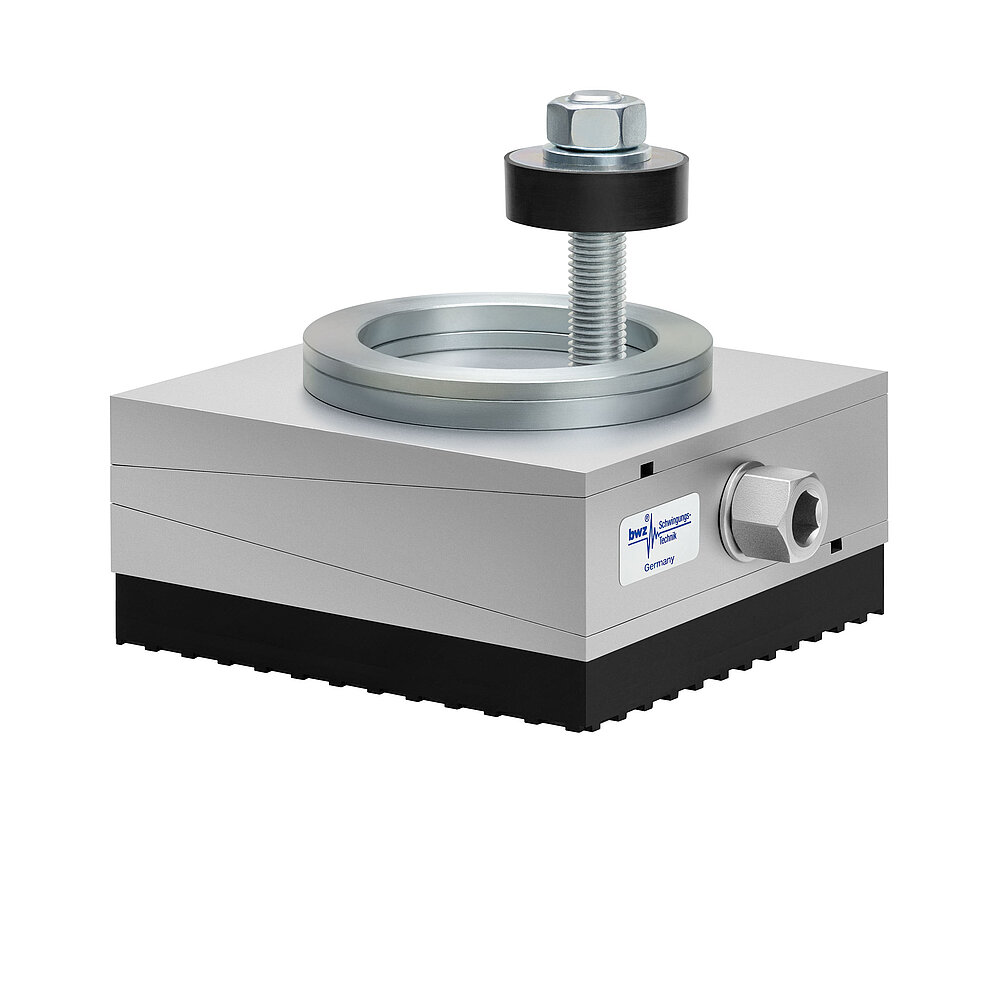 aus Ober-, Mittel- und Unterteil bestehender, quadratischer, höhenverstellbarer Maschinenschuh aus plangefrästem Metall, eingestellt auf mittlere Höhe, silber-grau lackiert, mit keilförmigem Mittelteil mit mittig auf der Seite platzierter Sechskantschraube zur Höhenverstellung, einer aus zwei sphärischen, gerade aufeinander liegenden Metallringen bestehenden Winkelkalotte auf dem Oberteil, einer durch das Unterteil durchgehenden, nach oben herausragenden Befestigungsschraube mit Isolierscheibe und dickem, schwarzem Elastomer mit Profilierung zur Schwingungsisolierung unten, freigestellt auf weißem Hintergrund