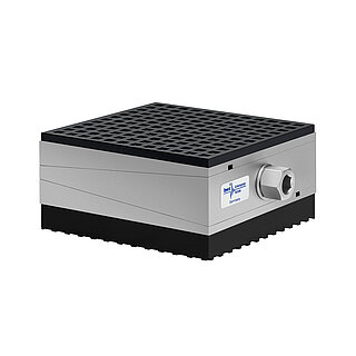 aus Ober-, Mittel- und Unterteil bestehender, quadratischer, höhenverstellbarer Maschinenschuh aus plangefrästem Metall, eingestellt auf mittlere Höhe, silber-grau lackiert, mit keilförmigem Mittelteil mit mittig auf der Seite platzierter Sechskantschraube zur Höhenverstellung, dickem, schwarzem Elastomer mit Profilierung zur Schwingungsisolierung unten und dünnerem schwarzem Elastomer mit Profilierung für Gleitschutz oben, freigestellt auf weißem Hintergrund