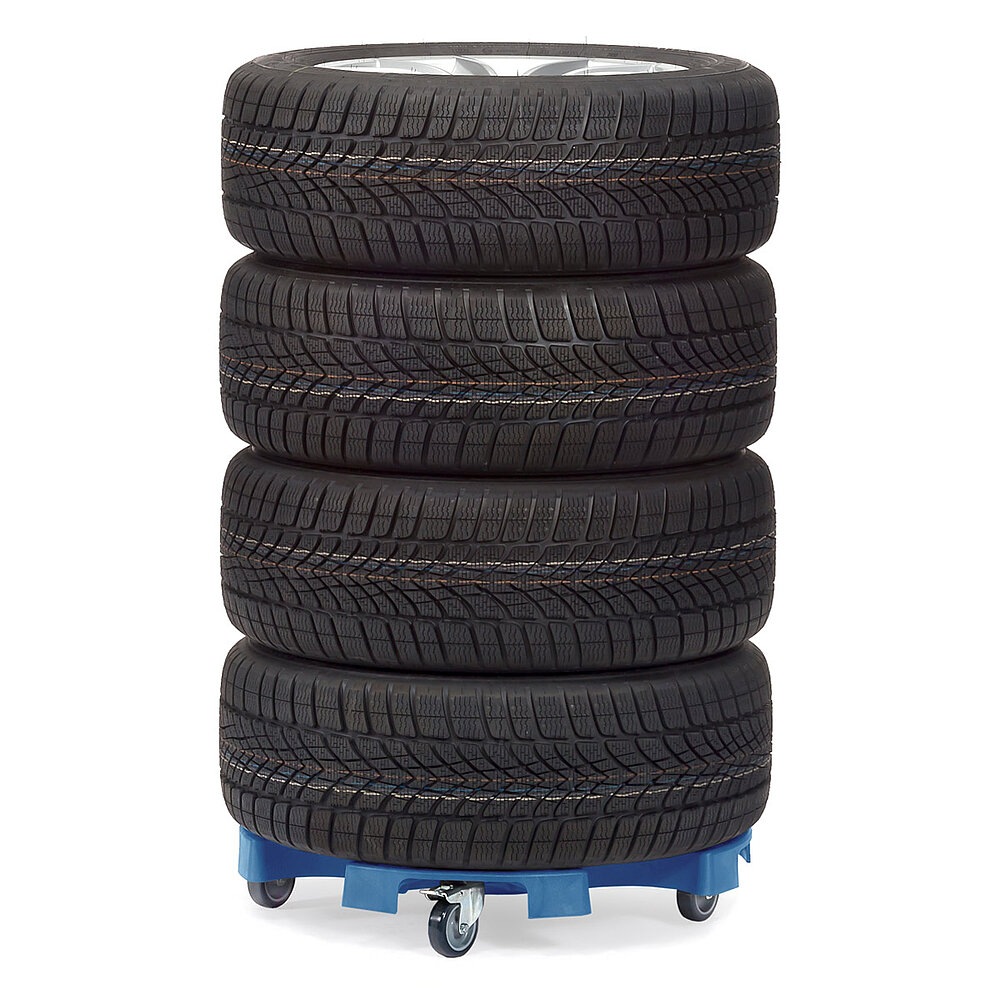 ein blauer FETRA® Reifen-Roller aus Kunststoff mit 4 freidrehenden, feststellbaren Rollen, beladen mit 4 aufeinandergestapelten PKW-Reifen auf Alufelgen, auf weißem Hintergrund