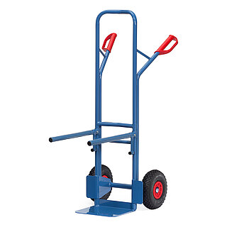 eine blaue FETRA® Karre aus Stahlrohr zum Transport von Stapelstühlen mit schwarzer Polyurethan-Bereifung, Ladeschaufel, feststehendem, aus zwei horizontal abstehenden Holmen bestehendem Stuhltraggestell und roten Handgriffen auf weißem Hintergrund