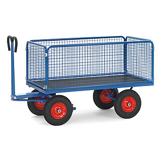 ein blauer FETRA® Handpritschenwagen mit rundum verlaufenden 600 mm hohen Drahtgitterwänden und Vollgummi-Bereifung auf weißem Hintergrund