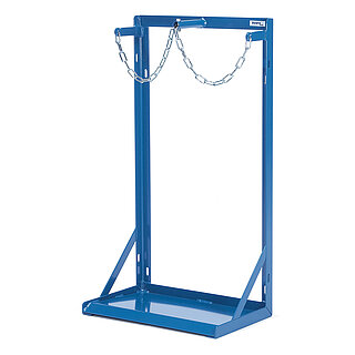 ein blauer FETRA® Stahlflaschenständer zur Wandbefestigung für die stehende umfallgesicherte Lagerung von zwei Gasflaschen mittels Kettensicherung, freigestellt auf weißem Hintergrund