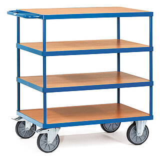 ein blauer FETRA® Tischwagen aus Stahlrohr und Profilstahl mit vier Etagen, Schiebebügel, hellen Holzeinlegeböden, zwei Bockrollen vorne und zwei feststellbaren Lenkrollen hinten, freigestellt auf weißem Hintergrund