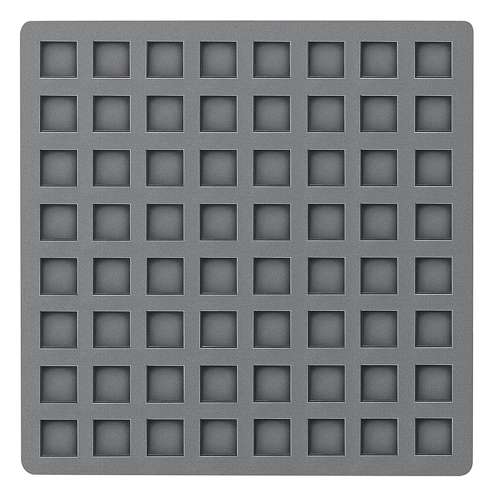 ein großes hellgraues quadratisches Elastomer-Formstück in der Ansicht von unten mit kleinen quadratischen Profilvertiefungen auf weißem Hintergrund