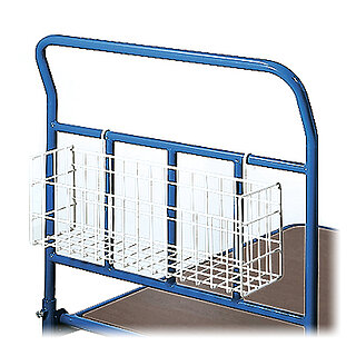 ein weißer, quaderförmiger FETRA® Drahtkorb mit Einhängehaken, eingehakt an den Schiebebügel eines blauen FETRA® Transportwagens mit dunkelbrauner Ladeplattform, freigestellt auf weißem Hintergrund