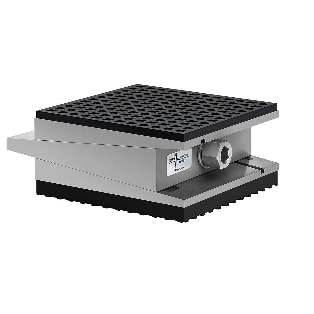 aus Ober-, Mittel- und Unterteil bestehender, quadratischer, höhenverstellbarer Maschinenschuh aus plangefrästem Metall, eingestellt auf maximale Höhe, silber-grau lackiert, mit keilförmigem Mittelteil mit mittig auf der Seite platzierter Sechskantschraube zur Höhenverstellung, mitteldickem, schwarzem Elastomer mit Profilierung zur Schwingungsdämpfung unten und dünnerem schwarzem Elastomer mit Profilierung für Gleitschutz oben, freigestellt auf weißem Hintergrund