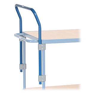 ein blauer höhenverstellbarer FETRA® Schiebebügel aus Stahlrohr mit verzinkten Montageschellen, montiert an einem FETRA® Tischwagen, freigestellt auf weißem Hintergrund