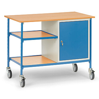 ein blauer FETRA® Rolltisch mit 3 Etagen und Schrankabteil auf weißem Hintergrund