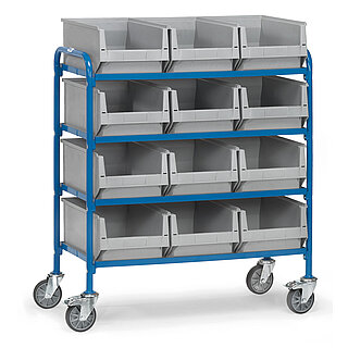 ein blauer FETRA® Wagen mit vier Etagen und zwölf grauen Eurokästen auf weißem Hintergrund