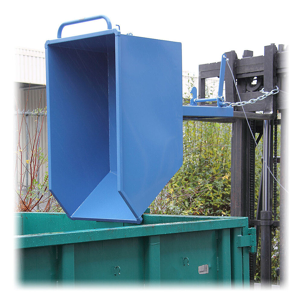 ein blauer FETRA® Kippbehälter auf Gabelstaplerzinken über einem grünen Abfallcontainer im Freien