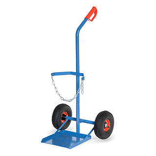 eine blaue FETRA® Karre aus Stahlrohr für Transport von Stahlflaschen sehr großer Durchmesser, mit dreiseitig umrandeter Ladeschaufel, Luftbereifung auf roten Felgen, rotem Handgriff auf nach hinten geknicktem Schiebebügel und Kettensicherung für die Gasflasche, freigestellt auf weißem Hintergrund