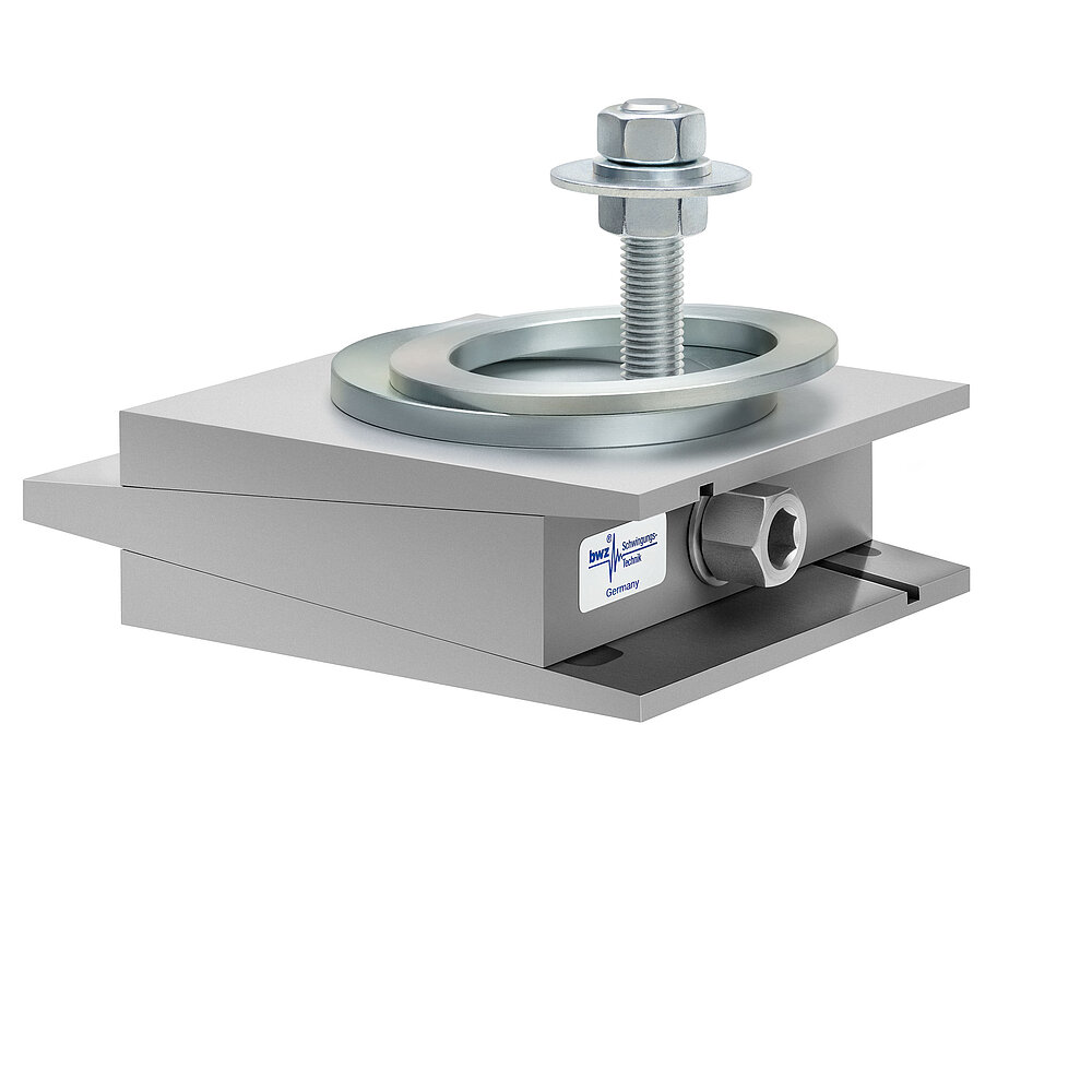 aus Ober-, Mittel- und Unterteil bestehender, quadratischer, höhenverstellbarer Maschinenschuh aus plangefrästem Metall, eingestellt auf maximale Höhe, silber-grau lackiert, mit keilförmigem Mittelteil mit mittig auf der Seite platzierter Sechskantschraube zur Höhenverstellung, einer aus zwei sphärischen, versetzt aufeinander liegenden Metallringen bestehenden Winkelkalotte auf dem Oberteil und einer im Unterteil verschraubten Befestigungsschraube, freigestellt auf weißem Hintergrund