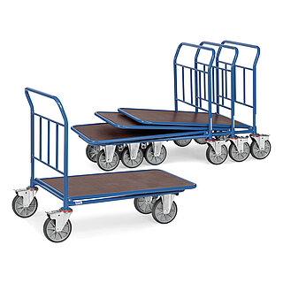 eine Collage von vier blauen FETRA® Plattformwagen, je mit Schiebebügel aus Stahlrohr, zwei Bockrollen vorne, zwei feststellbaren Lenkrollen hinten und brauner Ladeplattform aus Holz, drei davon ineinandergestapelt, freigestellt auf weißem Hintergrund