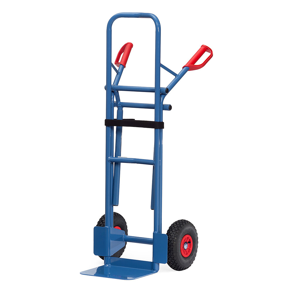 eine blaue FETRA® Karre aus Stahlrohr zum Transport von Stapelstühlen mit schwarzer Luftbereifung, Ladeschaufel, eingehängtem und hochgeklapptem, aus zwei Holmen bestehendem Stuhltraggestell und roten Handgriffen auf weißem Hintergrund