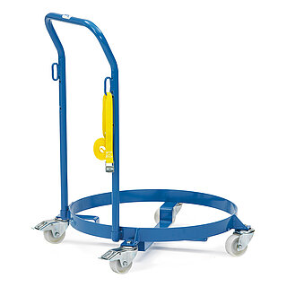 ein blauer runder FETRA® Fassroller aus Stahlband mit zwei Lenkrollen und zwei feststellbaren Lenkrollen aus weißem Polyamid, mit zwei mittigen Vertiefungen für 60 Liter Fässer und 200 Liter Fässer, mit angeschraubtem Rohrschiebebügel und gelbem Zurrgurt, freigestellt auf weißem Hintergrund